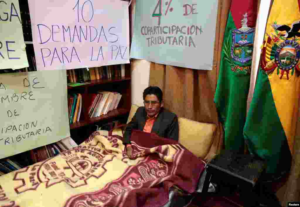 La Paz governor Felix Patz looks on during his tenth day of hunger strike to demand that Bolivian President Evo Morales&#39; government increase La Paz&#39;s governorship budget, August 3, 2016.