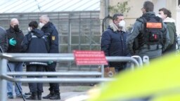 Polisi mengamankan lokasi penembakan di Universitas Heidelberg, Jerman selatan hari Senin (24/1). 