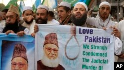 Pakistanis rally to condemn the execution of Bangladesh's Jamaat-e-Islami party chief Motiur Rahman Nizami, May 11, 2016, in Peshawar, Pakistan. Nizami was executed early Wednesday for crimes committed during Bangladesh's independence war against Pakistan in 1971, a senior government official said. 