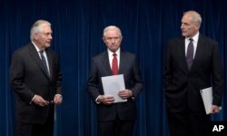 Los secretarios de Estado, Rex Tillerson, de Justicia, Jeff Sessions, y de Seguridad Nacional, John Kelly, hicieron la presentación de la nueva orden.