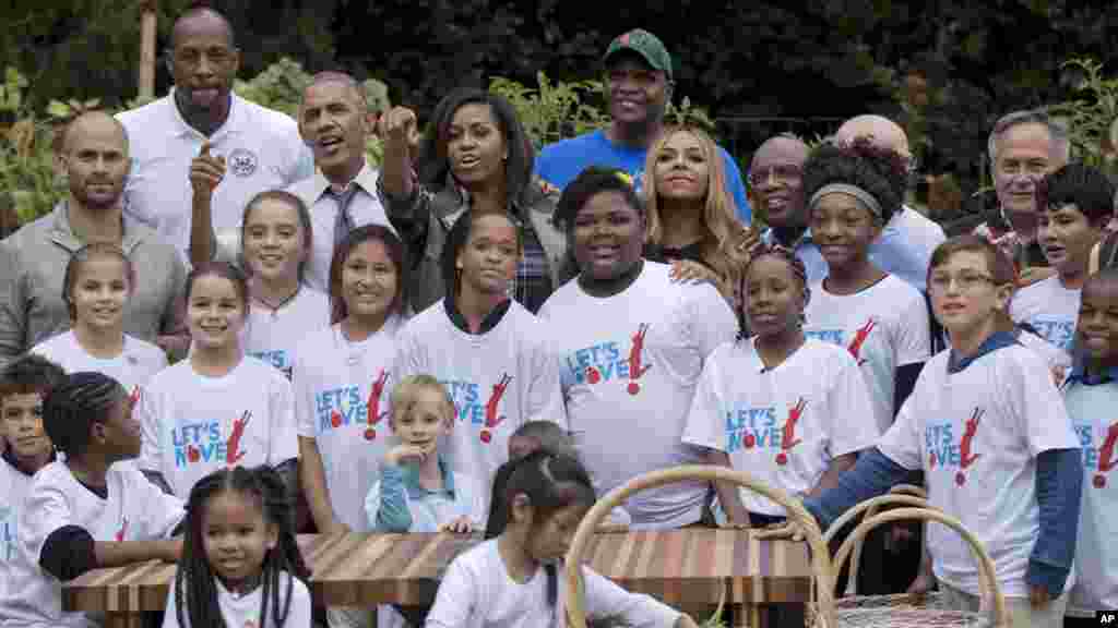 Presiden AS Barack Obama dan ibu negara Michelle Obama berfoto dengan para murid sekolah yang membantu panen kebun dapur Gedung Putih (6/10). (AP/Manuel Balce Ceneta)