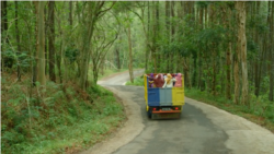 Budaya tilik jamak dilakukan masyarakat Jawa, bukan hanya untuk menjenguk kerabat atau teman yang sakit, tapi juga untuk mengunjungi teman yang baru melahirkan atau lainnya dengan tujuan menjalin silaturahmi (courtesy: Ravacana Films).