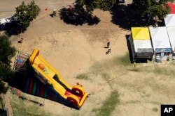 Personal del FBI examina un área alrededor de un tobogán inflable en Christmas Hill Park, la escena del tiroteo mortal del domingo 29 de julio de 2019 en Gilroy, California.