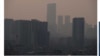 Ô nhiễm không khí tệ hại ở Hà Nội, phụ huynh cấm con vui chơi ngoài trời 