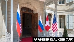 Государственные флаги Швейцарии, США и России у виллы Ле Гранж в Женеве, где прошел саммит Джо Байдена и Владимира Путина (архивное фото) 