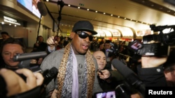 Cựu ngôi sao bóng rổ Mỹ Dennis Rodman nói chuyện với các nhà báo tại phi trường Bắc Kinh sau khi trở về từ Bắc Triều Tiên.