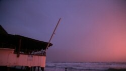 Un niño es fotografiado en una playa mientras el huracán Rick se acerca a la costa norte de México, en Lázaro Cárdenas, estado de Michoacán, México, 24 de octubre de 2021.