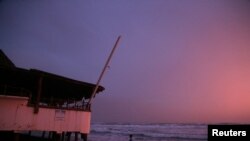 Un niño es fotografiado en una playa mientras el huracán Rick se acerca a la costa norte de México, en Lázaro Cárdenas, estado de Michoacán, México, 24 de octubre de 2021.