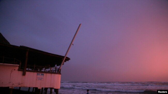Un niño es fotografiado en una playa mientras el huracán Rick se acerca a la costa norte de México, en Lázaro Cárdenas, estado de Michoacán, México, 24 de octubre de 2021.