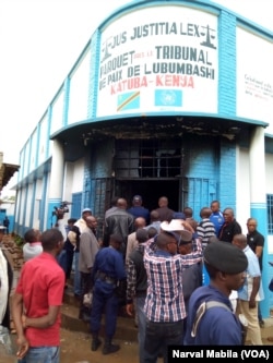 Le parquet prés le tribunal de paix de Lubumbashi a été incendié par les manifestants, le 19 décembre 2017. (VOA/Narval Mabila)