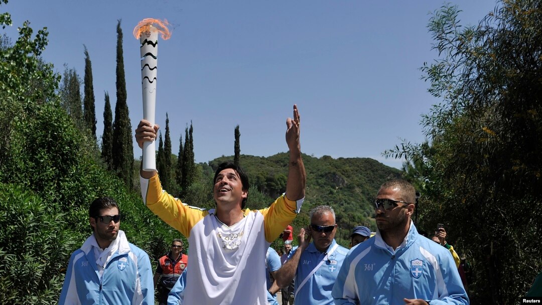 Prosesi penyalaan obor Olimpiade 2016 di Yunani (21/4). Obor ini akan dibawa lari estafet ke lokasi penyelenggaraan pesta olah raga dunia 2016 di Rio de Janeiro, Brazil.