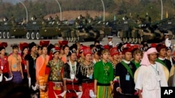 Dân Myanmar trong trang phục các sắc tộc khác nhau diễn hành, phía trước hàng xe tăng, mừng ngày Lễ Độc lập ở Naypyitaw, Myanmar, 4/1/15