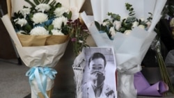 武汉疫情“吹哨人”李文亮医生因感染新冠病毒去世后武汉中心医院大门处的临时祭坛。（2020年2月7日）