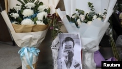 武汉疫情“吹哨人”李文亮医生因感染新冠病毒去世后武汉中心医院大门处的临时祭坛。（2020年2月7日）