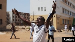 Un étudiant chante un slogan lors de manifestations contre l'augmentation des frais universitaires à l'université Cheikh Anta Diop, à Dakar, le 9 avril 2013.