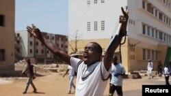 Un étudiant chante un slogan lors de manifestations contre l'augmentation des frais universitaires à l'université Cheikh Anta Diop, à Dakar, le 9 avril 2013.