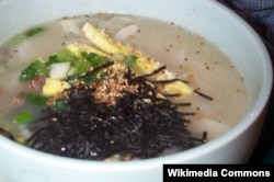 A bowl of Korean tteokguk (photo by Stuart Spivak/Wikimedia)