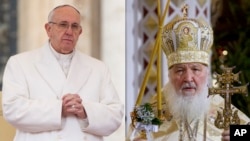 پاپ فرانسیس رهبر کاتولیک های جهان (چپ) و پدر کیریل اسقف کلسای ارتدوکس روسیه