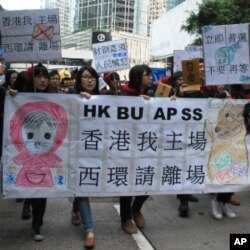 參與遊行的浸會大學社會服務副學士學生打扮成童話故事的小紅帽，寓意香港市民不再受當局欺騙，要爭取落實普選