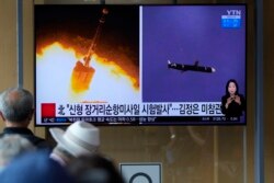 Orang-orang menonton layar TV yang menayangkan program berita tentang uji coba rudal jelajah jarak jauh Korea Utara, di Seoul, Korea Selatan, Senin, 13 September 2021. (Foto: AP)