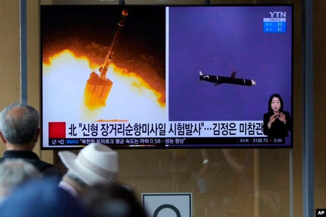 Orang-orang menonton layar TV yang menayangkan program berita tentang uji coba rudal jelajah jarak jauh Korea Utara dengan gambar di Seoul, Korea Selatan, Senin, 13 September 2021. (Foto: AP)