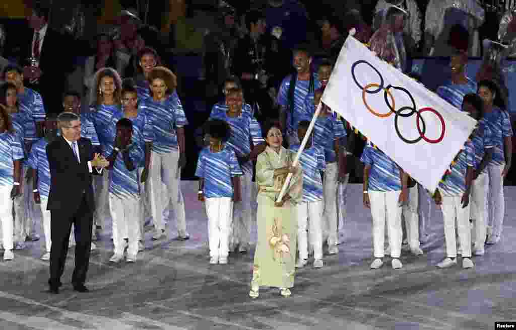 တိုကျို မြို့တော်ဝန် Yuriko Koike ကို Olympics အလံပေးအပ်