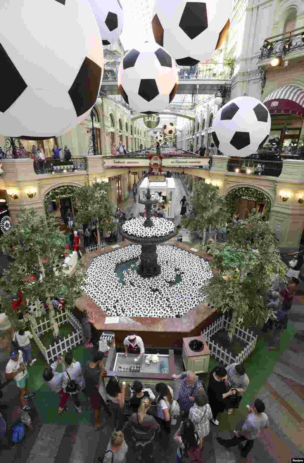 &nbsp;فواره تزئین شده با توپ های فوتبال در مرکز خرید گون مسکو به مناسبت برگزاری بازیهای جام جهانی ۲۰۱۸ در روسیه &nbsp;