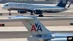 Phi cơ của US Airways và American Airlines trong sân bay quốc tế ở Sky Harbor ở Phoenix, Arizona