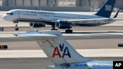 美國航空公司(American Airlines)和全美航空公司(US Airways)的客機2013年2月14日在亞利桑那州鳳凰城國際機場的照片。