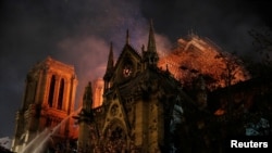 អគ្គីភ័យកំពុងឆាបឆេះវិហារ Notre Dame នៅ​ក្រុងប៉ារីស ប្រទេស​បារាំង​ កាល​ពីថ្ងៃទី១៥ ខែមេសា ឆ្នាំ២០១៩។ 