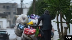 Un des "Barbechas", les fouilleurs de poubelles, à Tunis, le 6 janvier 2019 ( AFP / FETHI BELAID )