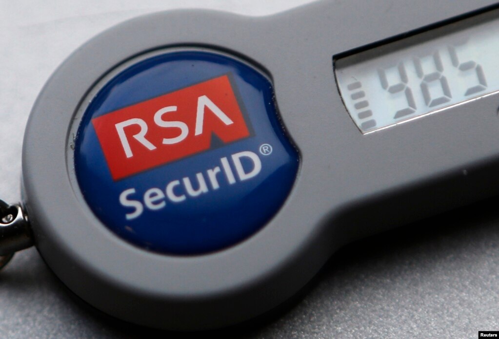 一种叫做 “RSA SecurID dongle”的电脑外部插件可为使用者提供临时VPN，越过防火墙的封锁。(photo:VOA)