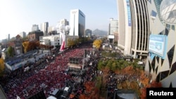 Người dân Hàn Quốc hô khẩu hiệu và mang các áp phích "Park Geun-hye Out", trong một cuộc biểu tình chống Tổng thống Hàn Quốc Park Geun-Hye tại Seoul, Hàn Quốc, ngày 12 tháng 11 2016.