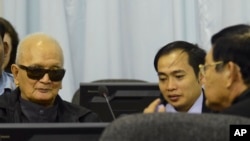 Nuon Chea, left, also known as Brother Number Two, attends testimony of former Khmer Rouge leaders, Phnom Penh, March 20, 2012.