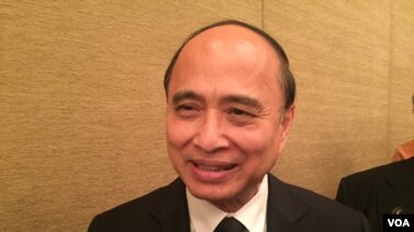 លោក ឱម យ៉ិនទៀង ប្រធានអង្គភាពប្រឆាំងអំពើពុករលួយ ថ្លែងប្រាប់អ្នកសារព័ត៌មានក្រោយបញ្ចប់ពិធីផ្ទេរតំណែងប្រធានគណៈមេធាវី នៅថ្ងៃទី១៩ ខែមករា ឆ្នាំ២០១៧។