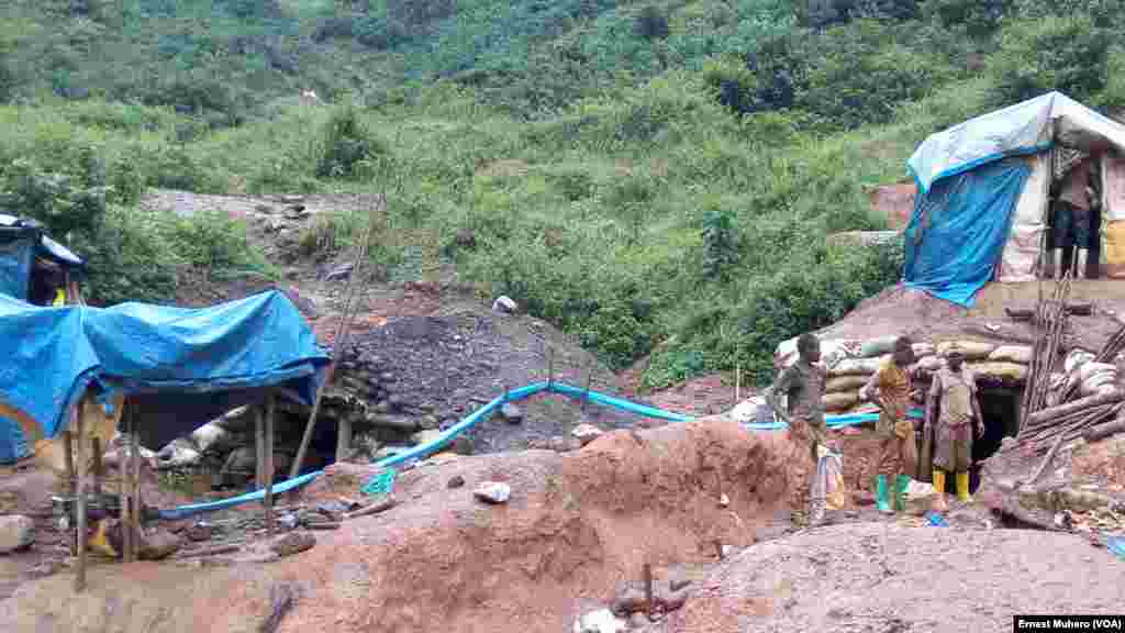 Au site minier de Chanda avec les creseurs, en RDC, le 23 mars 2017. (VOA/Ernest Muhero)