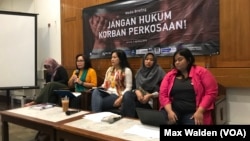  Members of the Justice Alliance for Rape Victims appear at a joint press conference in Jakarta, Indonesia on August 5, 2018.