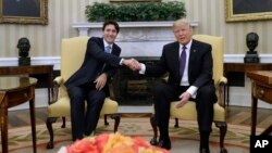 Presiden AS Donald Trump (kanan) berjabat tangan dengan tamunya, PM Kanada Justin Trudeau di Gedung Putih, Senin (13/2). 