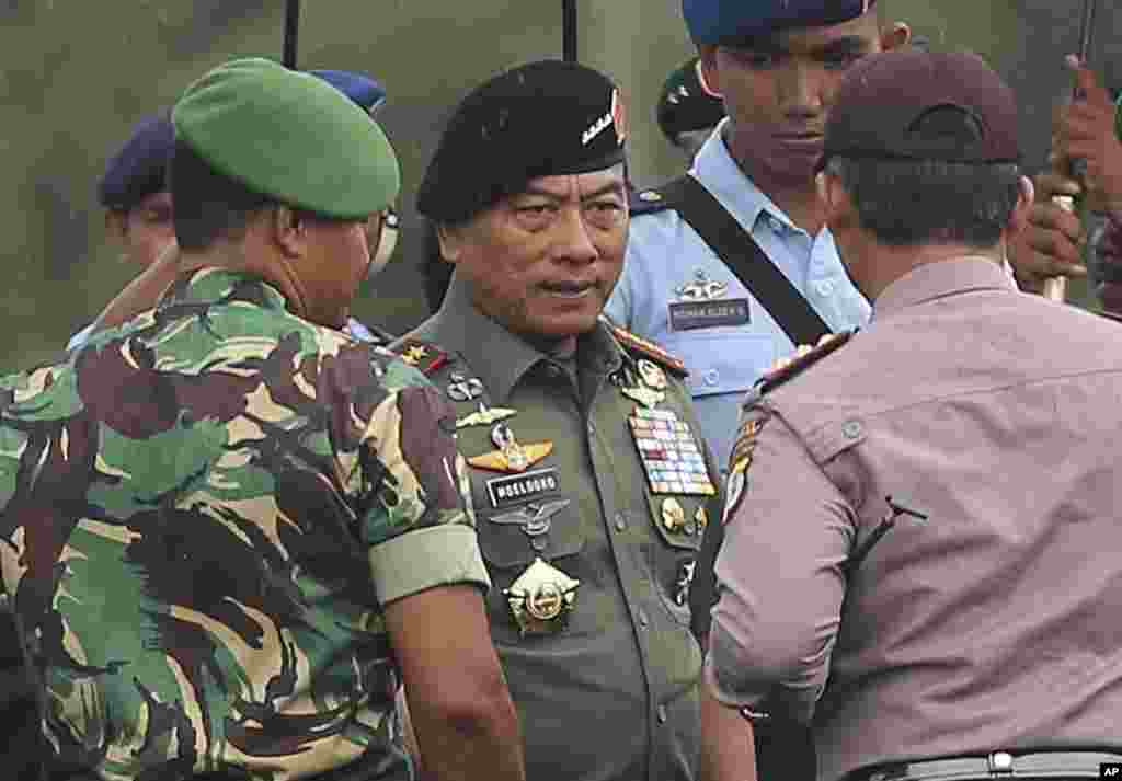 Panglima Tentara Nasional Indonesia Jenderal Moeldoko (tengah) memantau operasi pencarian para korban AirAsia bernomor penerbangan 8501 di bandar udara di Pangkalan Bun, Kalimantan Tengah (6/1). (AP/Achmad Ibrahim)