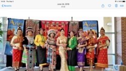 ຍານາງສະໝອນ ອິນທະວົງ (ເສື້ອສີຂຽວ) ໃນງານສະແດງຊຸດຊົນຊາດ ຊົນເຜົ່າໃນລາວ