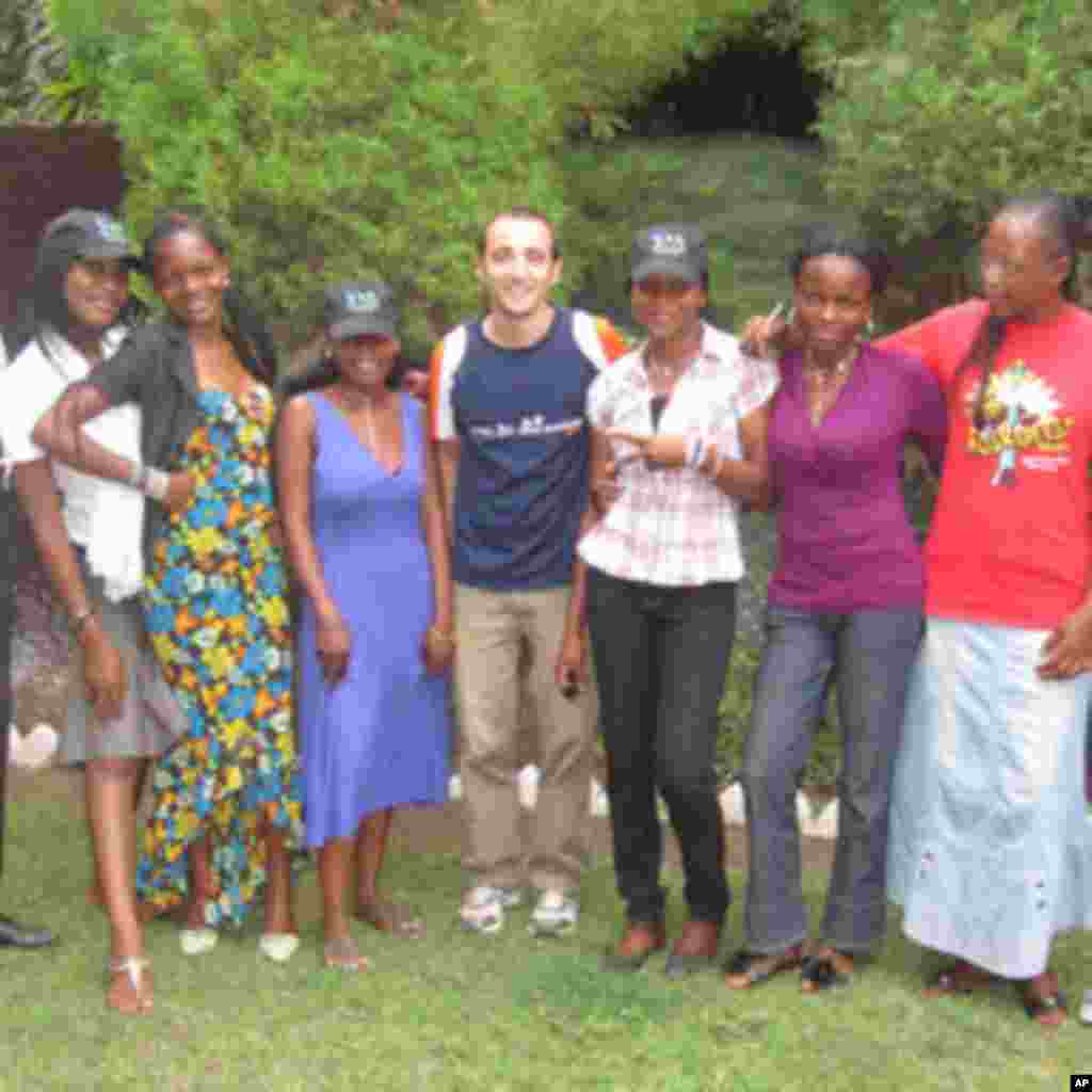 Des citoyens journalistes et fans de la VOA posent avec Nicolas Pinault,à Likasi, Katanga, RDC (novembre 2011)