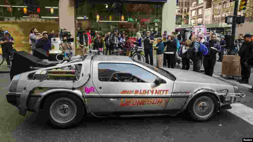 Warga AS memotret mobil &quot;DeLorean Motor Company DMC-12&quot;, dalam perayaan untuk memperingati hari Back to the Future dari film sains-fiksi populer&nbsp;&quot;Back to the Future&quot;, di kota New York, 21 Oktober 2015.