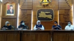 Gubernur Jawa Timur Khofifah Indar Parawansa menyampaikan perkembangan kasus penyebaran virus corona di Surabaya, Jawa Timur, Sabtu, 21 Maret 2020. (Foto: Petrus Riski/VOA)