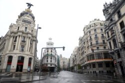 Suasana sepi di Gran Vía de Madrid pada masa lockdown nasional Covid-19 yang kemungkinan akan diperpanjang di Spanyol.