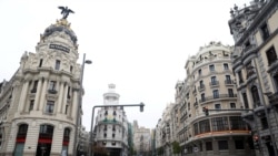 En la popular Gran Vía de Madrid solo transitan los vehículos "esenciales" durante la crisis del COVID-19