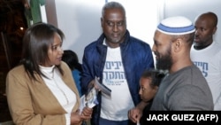 Pnina Tamano Shata, la première femme juive israélienne d'origine éthiopienne à être élue à la Knesset s'entretient avec des membres de la communauté éthiopienne le 4 février 2020, dans la ville côtière de Hadera. (JACK GUEZ / AFP)