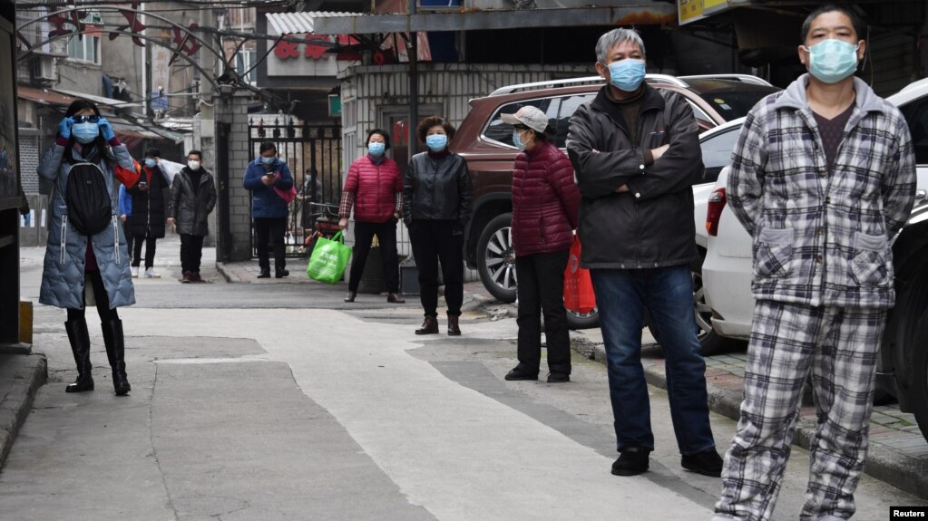 Banorët presin në radhë të barazlarguar nga njëri-tjetri, për të marrë ushqime (Hubei, Kinë)