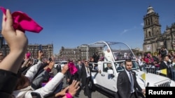 Paus Fransiskus melambaikan tangannya kepada orang-orang dari 'popemobile' di Lapangan Zocalo di Mexico City, 13 Februari 2016.