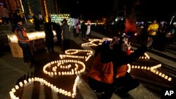 Los budistas se toman una foto, durante las celebraciones de Año Nuevo en el templo budista Jogyesa en Seúl, Corea del Sur, el martes 1 de enero de 2019.