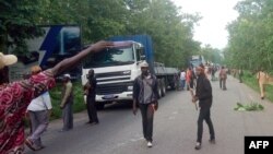 Several hundred ex-rebels block access to Bouake, their former stronghold in central Ivory Coast, on May 8, 2017, to press pay demands after a mutiny in January that led to a deal. 